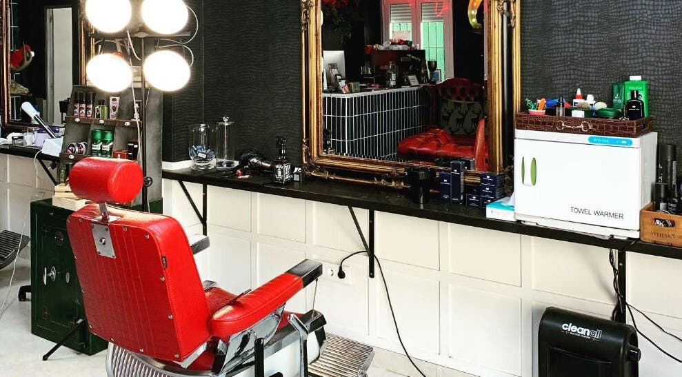 Chic barber chair setup at SPACE by Jason, Los Gallardos, Andalucía, ES featuring classic styling.