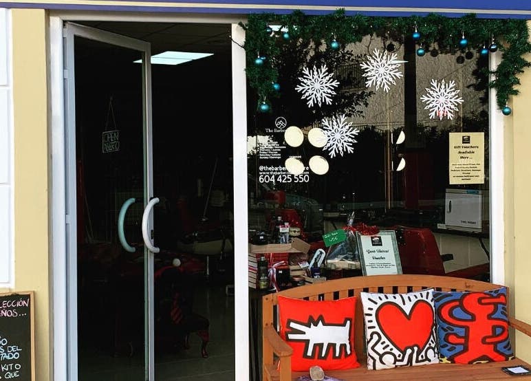 Cozy entrance of SPACE by Jason, Los Gallardos, Andalucía, ES with decorative pillows and holiday decor.