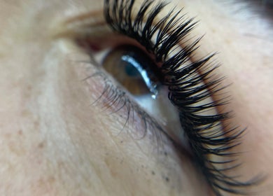Closeup of expertly applied lashes at Cassandra Jade’s Collective, Alberton, Gauteng, ZA.