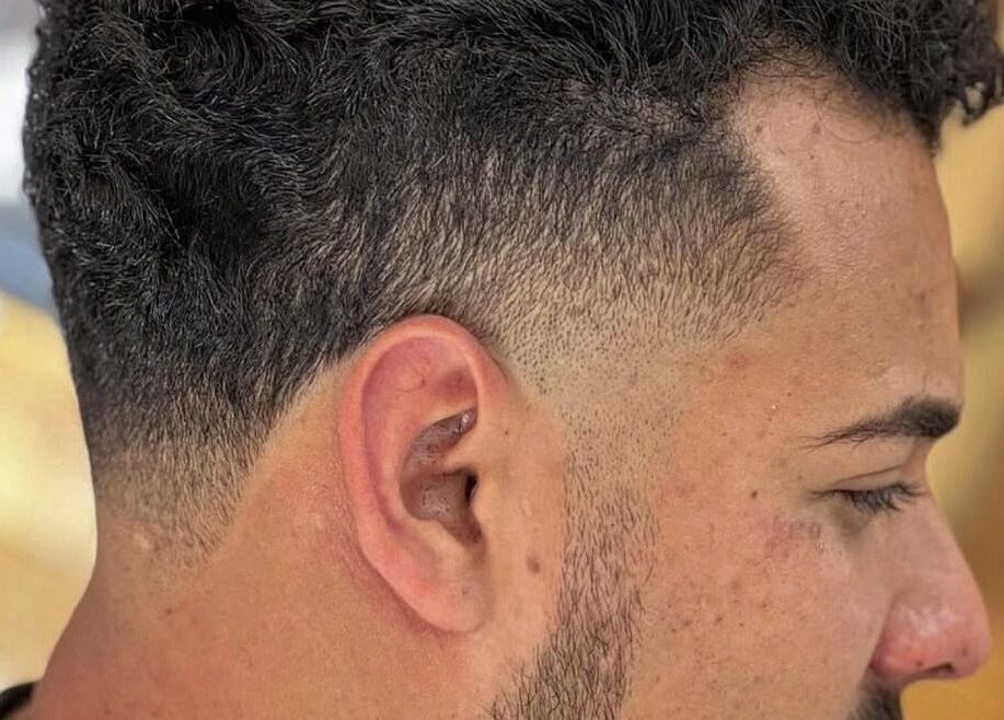 Corte de cabello moderno en Cenizo Spa, La Serena, Coquimbo, CL, destacando técnicas precisas y estilo.