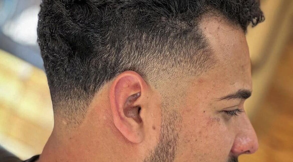 Corte de cabello moderno en Cenizo Spa, La Serena, Coquimbo, CL, destacando técnicas precisas y estilo.