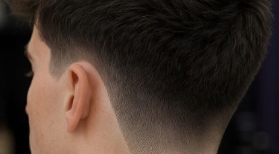 Corte de cabello moderno con degradado en Cenizo Spa, La Serena, Coquimbo, CL.