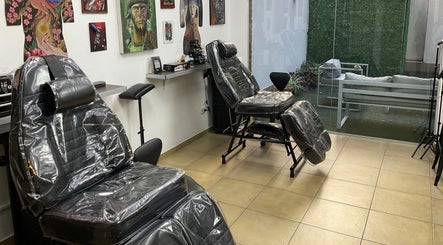 Interior de Buena Vida Tattoo Studio, Córdoba, Córdoba, AR, mostrando sillas de tatuaje y arte mural.
