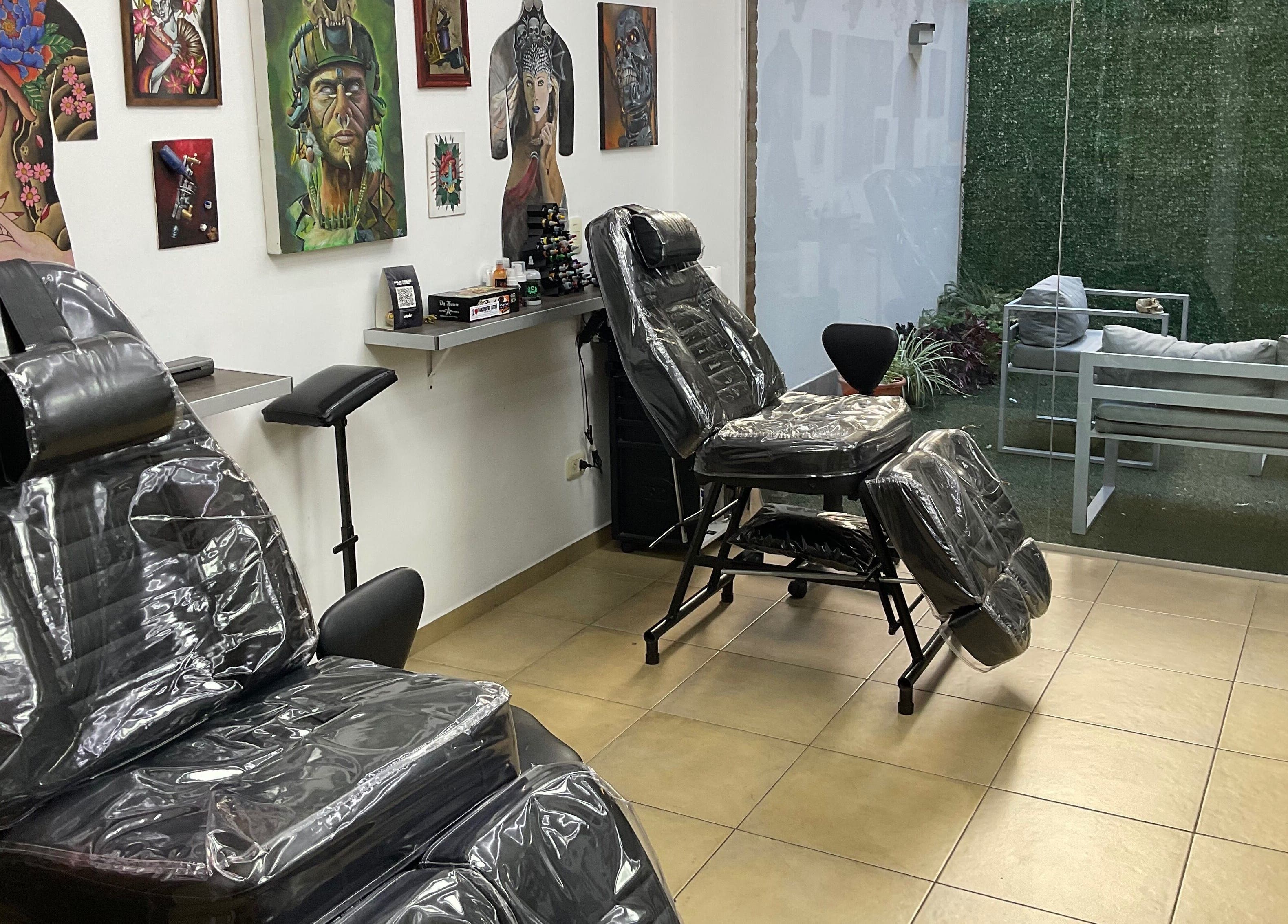 Interior del Buena Vida Tattoo Studio en Córdoba. Sillas de tatuaje y arte en las paredes.