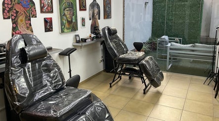 Interior del Buena Vida Tattoo Studio en Córdoba. Sillas de tatuaje y arte en las paredes.