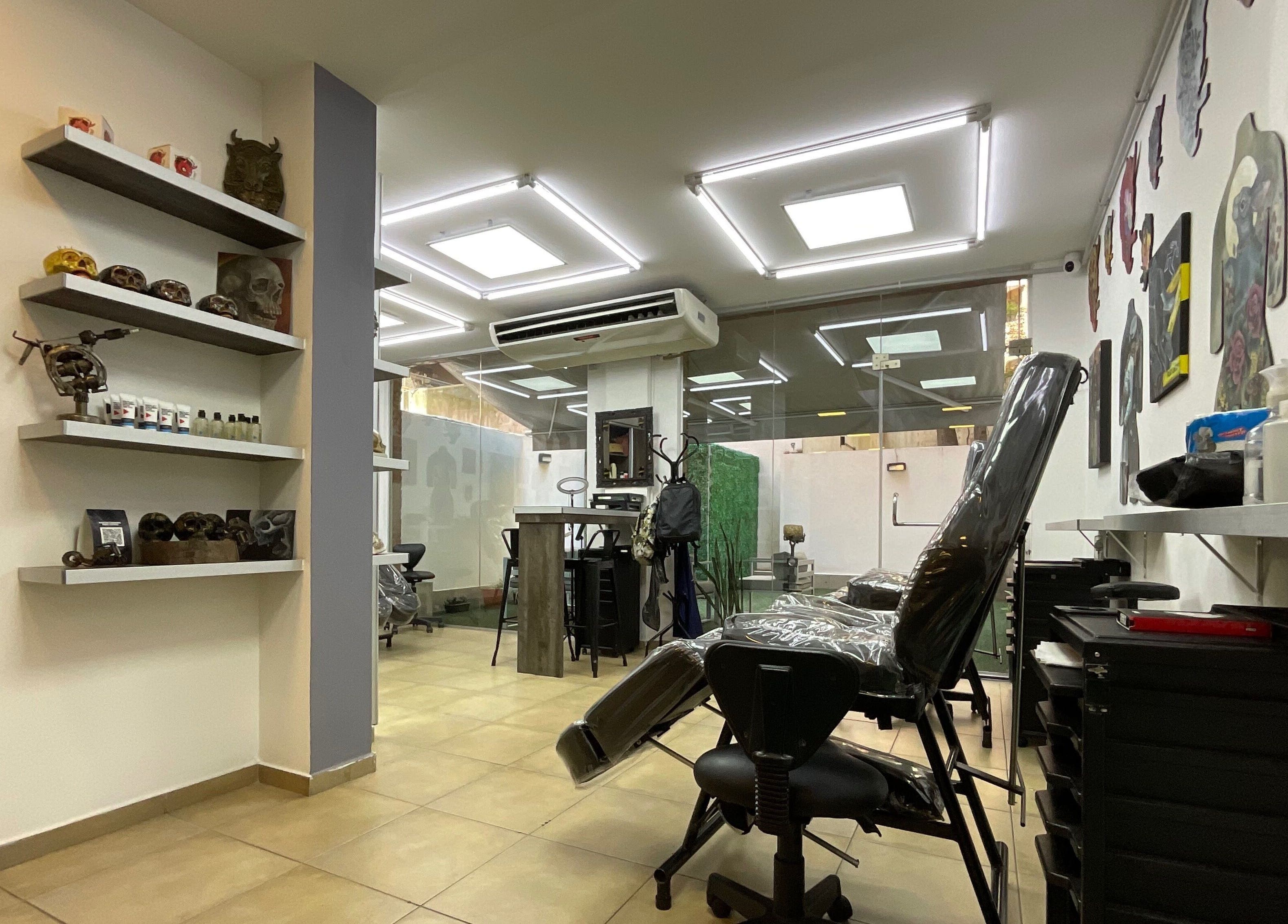 Interior moderno del Buena Vida Tattoo Studio en Córdoba, Córdoba, AR, con sillas y arte en la pared.