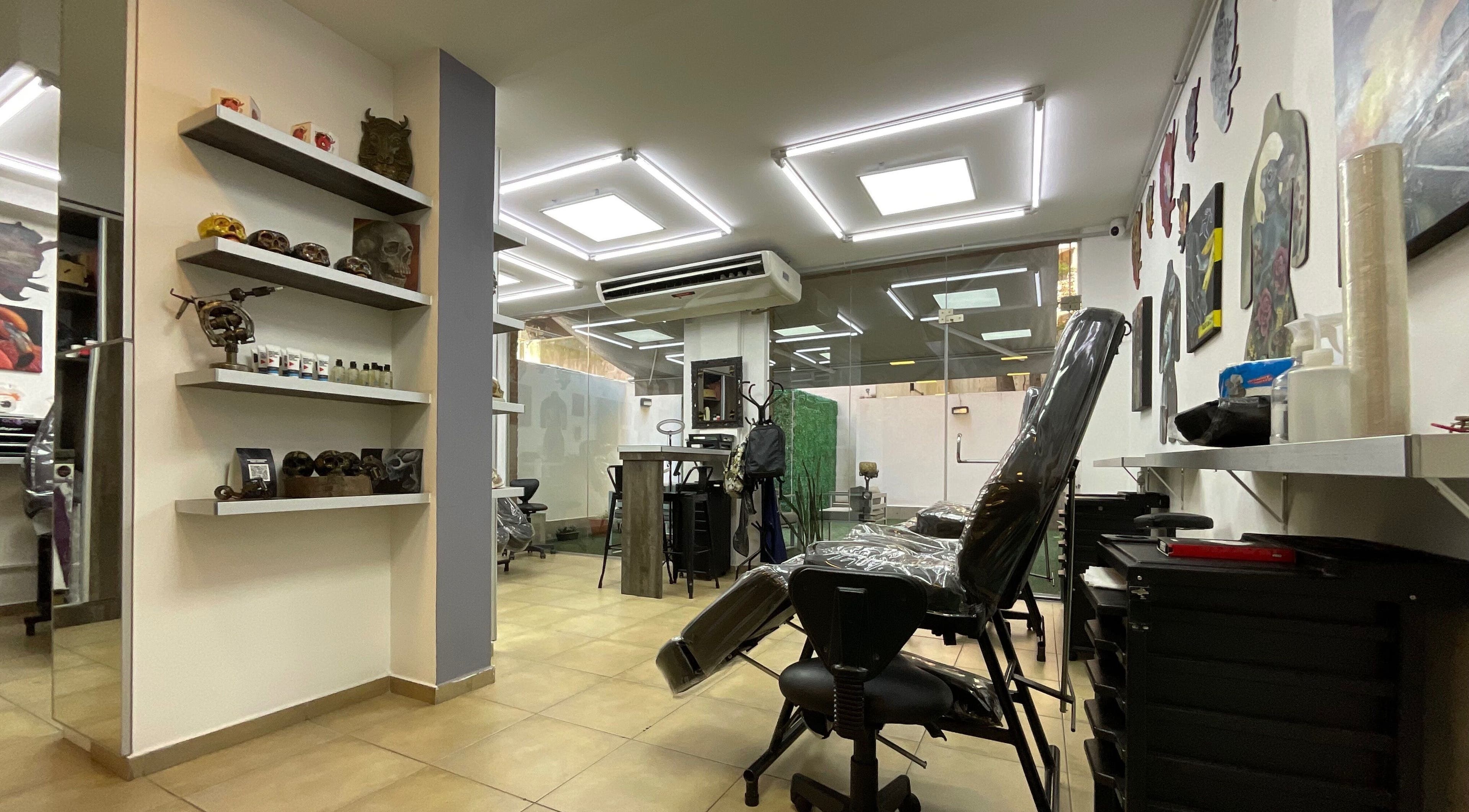 Interior moderno del Buena Vida Tattoo Studio en Córdoba, Córdoba, AR, con sillas y arte en la pared.