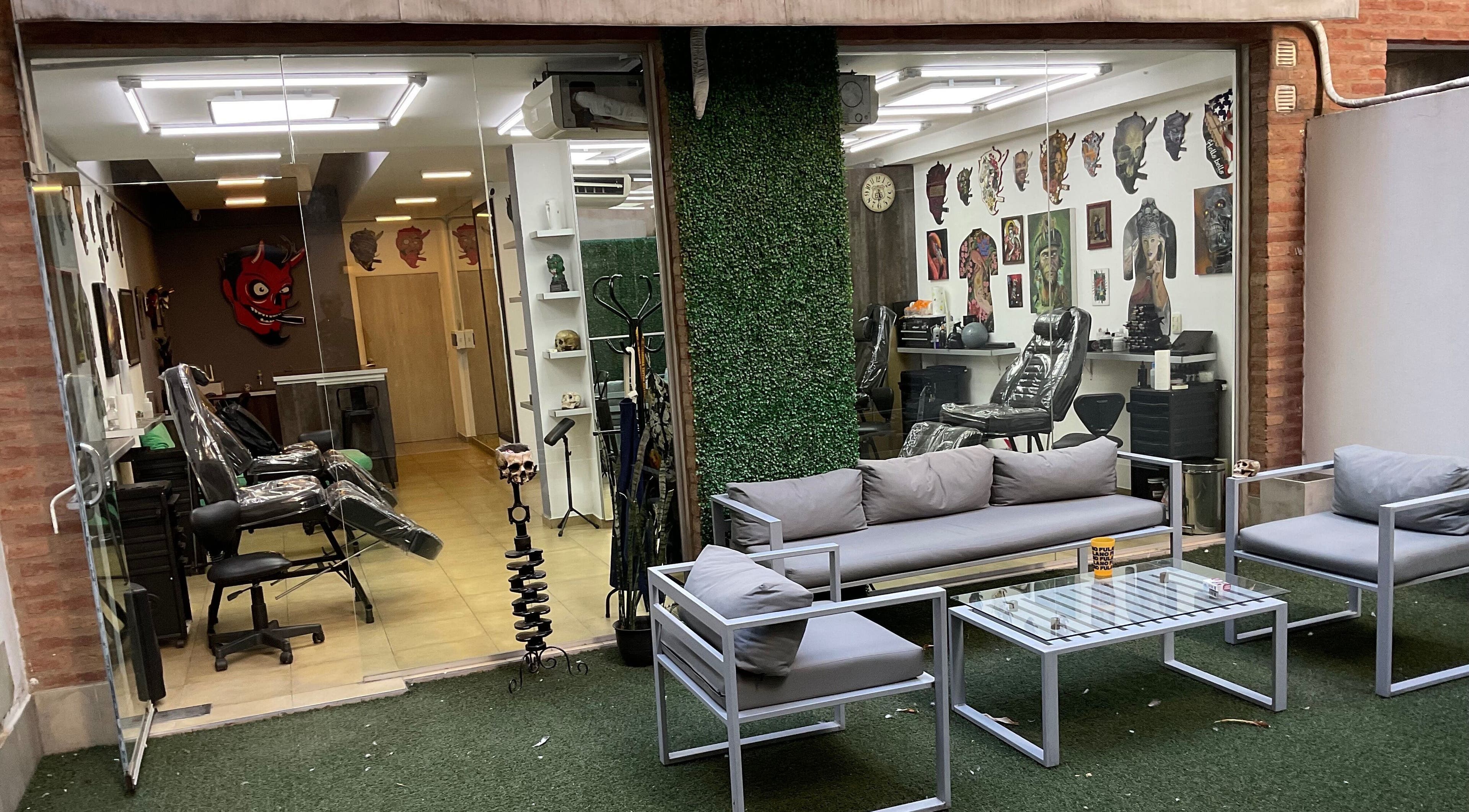 Interior del Buena Vida Tattoo Studio en Córdoba, Córdoba, AR, mostrando sillas y obras de arte en las paredes.