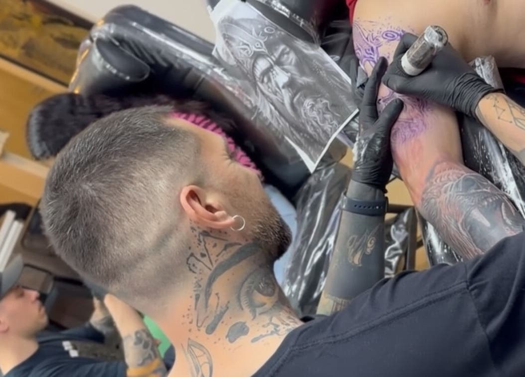 Artista tatuando en Buena Vida Tattoo Studio, Córdoba, Córdoba, AR, capturando un diseño detallado.