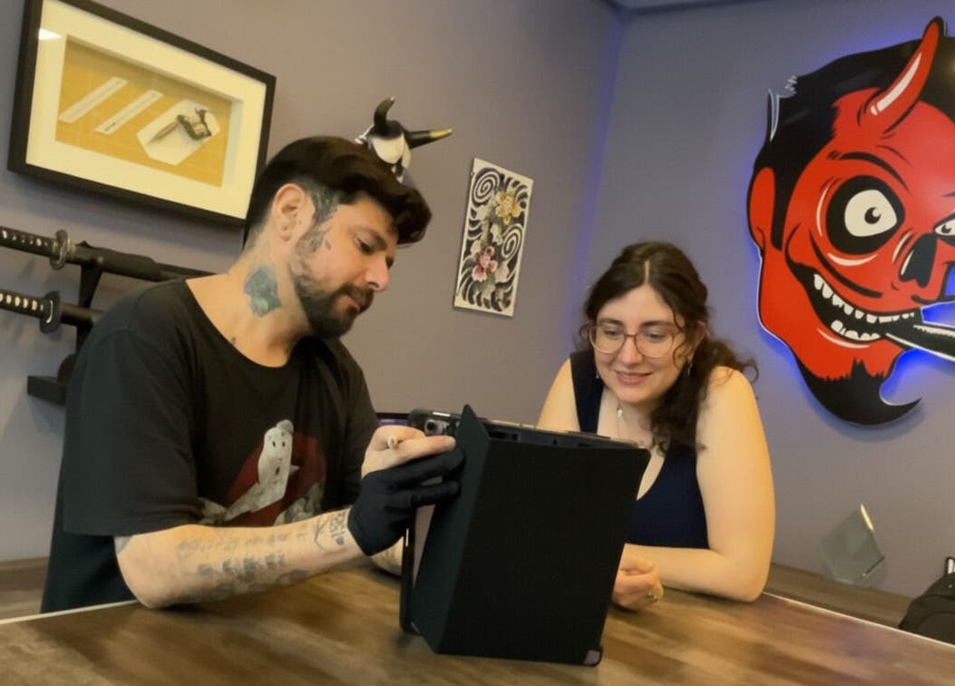 Artista y cliente en Buena Vida Tattoo Studio, Córdoba, Córdoba, AR.