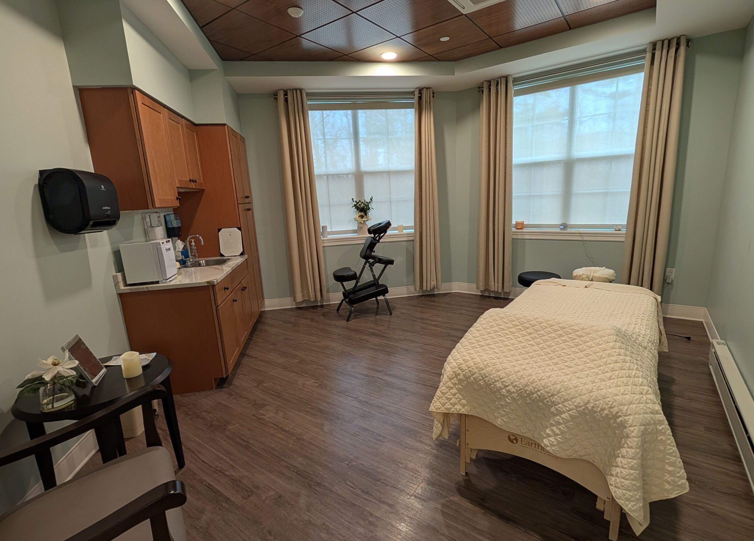 Relaxing treatment room at The Spa at The Villas Holmdel, Holmdel, New Jersey, US.