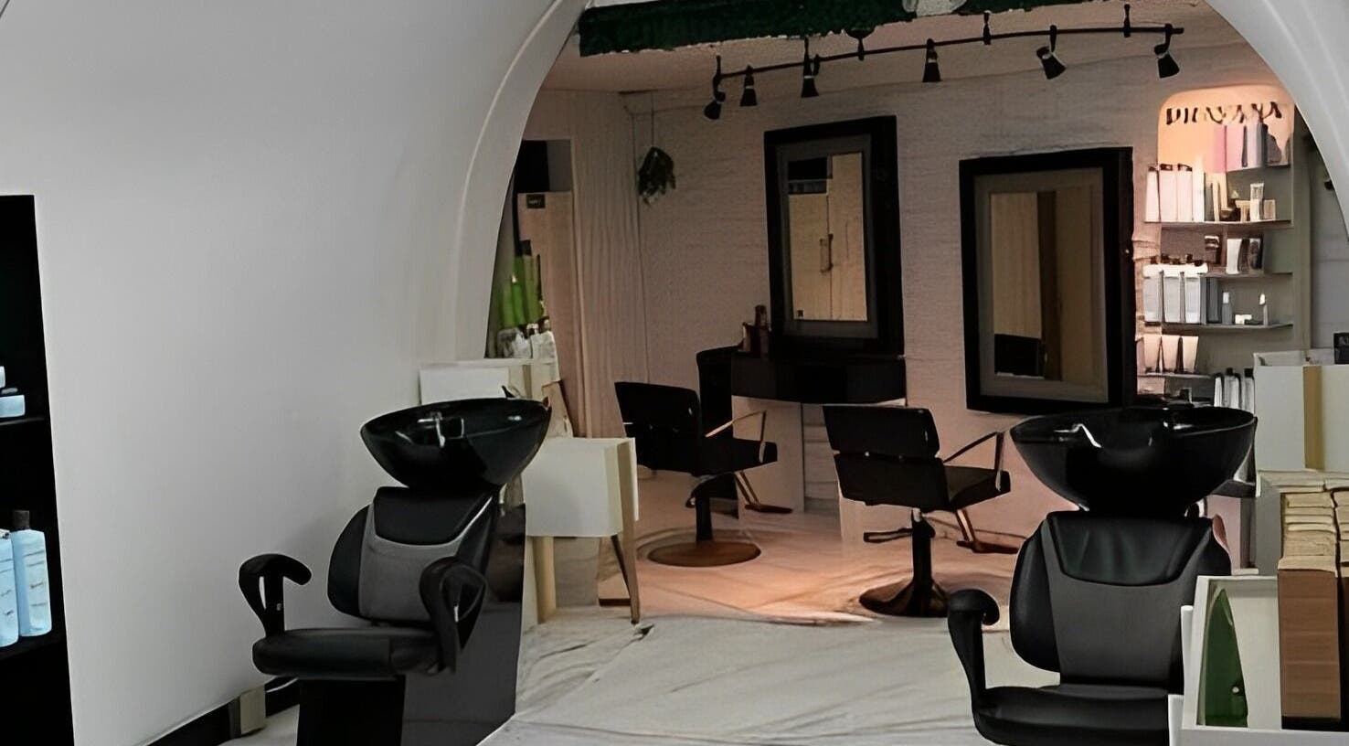 Interior elegante de salón en Más Bella Club de Belleza, Tijuana, Baja California, MX, con estaciones de peinado.