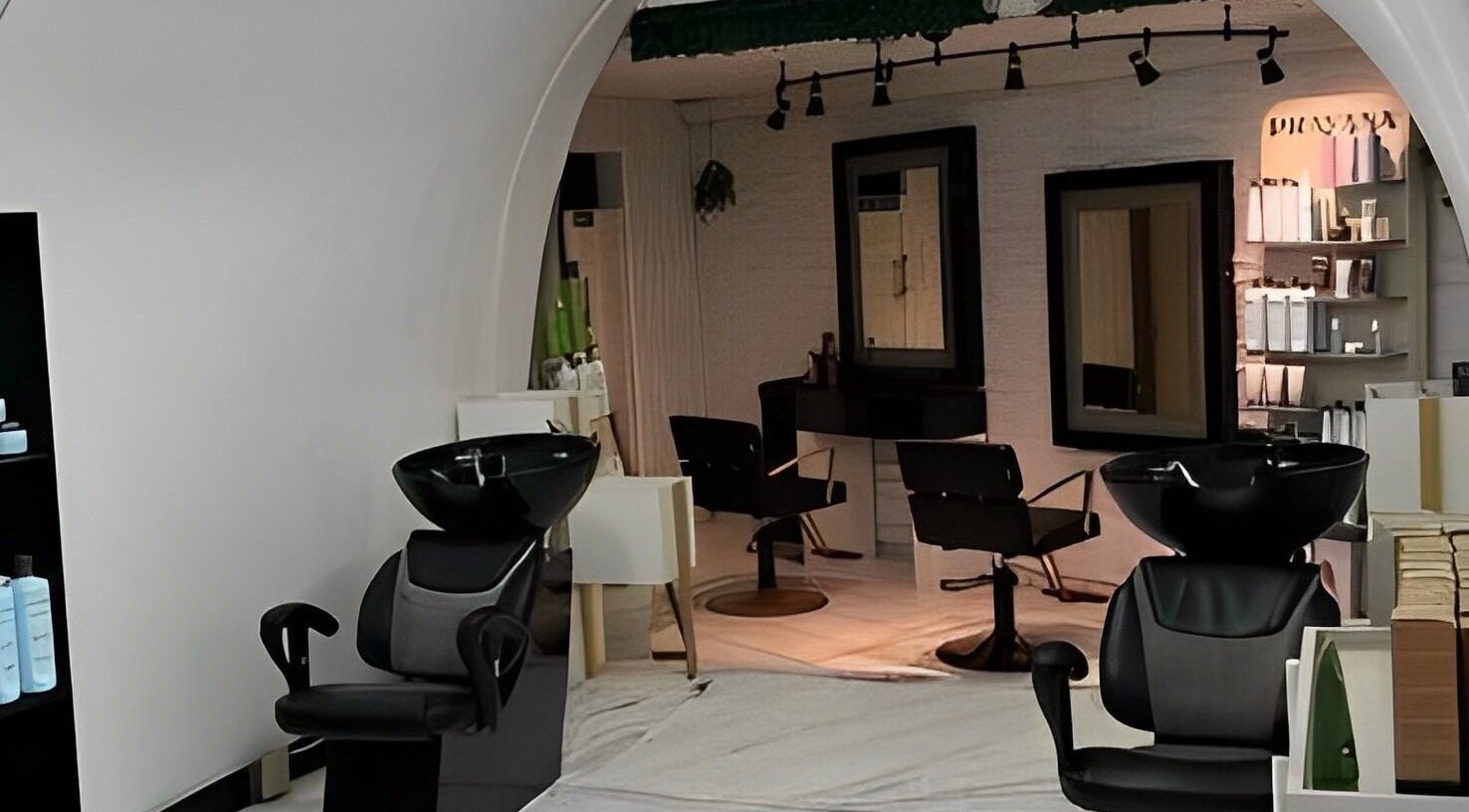 Interior elegante de salón en Más Bella Club de Belleza, Tijuana, Baja California, MX, con estaciones de peinado.