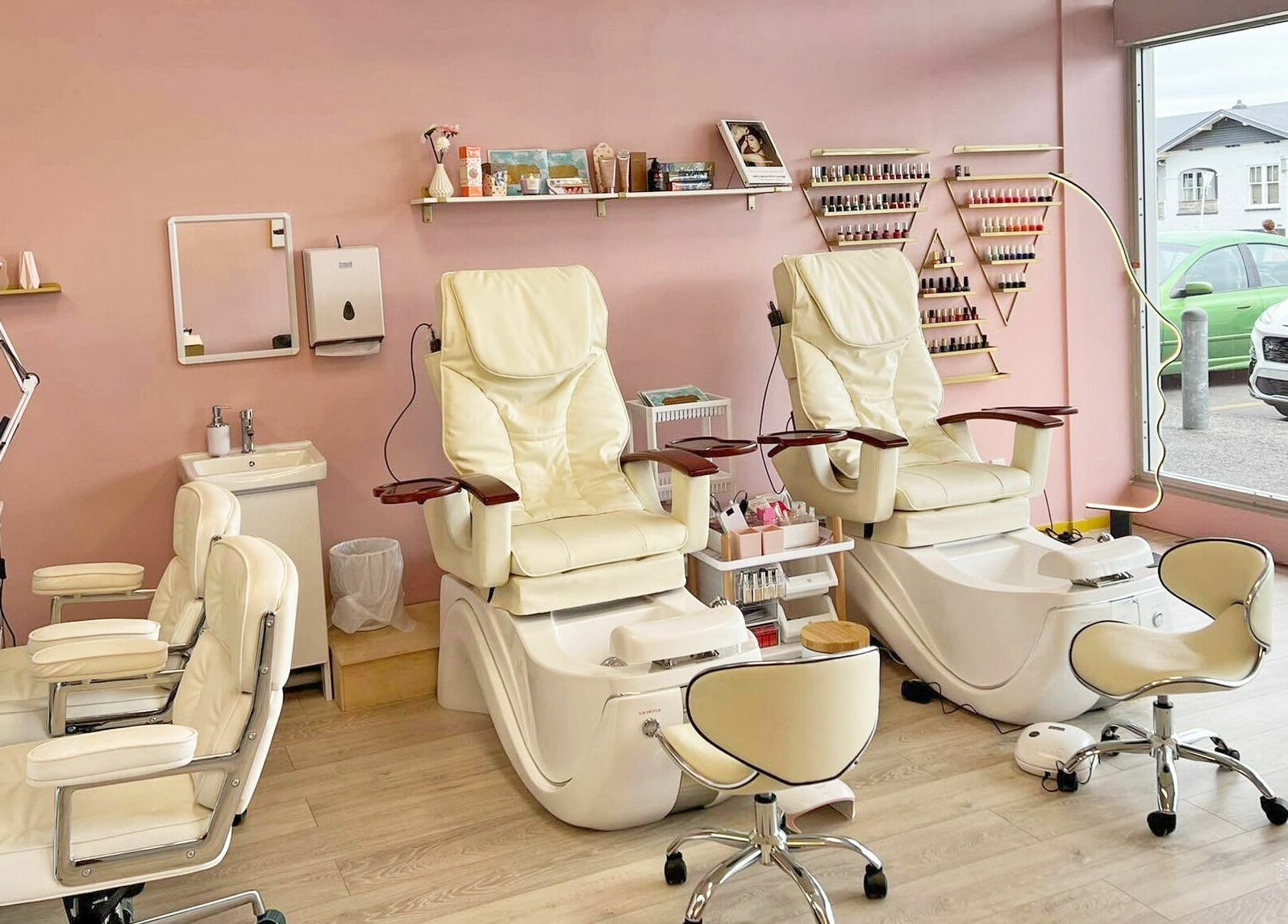 Hello Beautiful Lounge - Hastings offers luxurious spa chairs for pedicures in Hastings, NZ, ensuring ultimate relaxation.