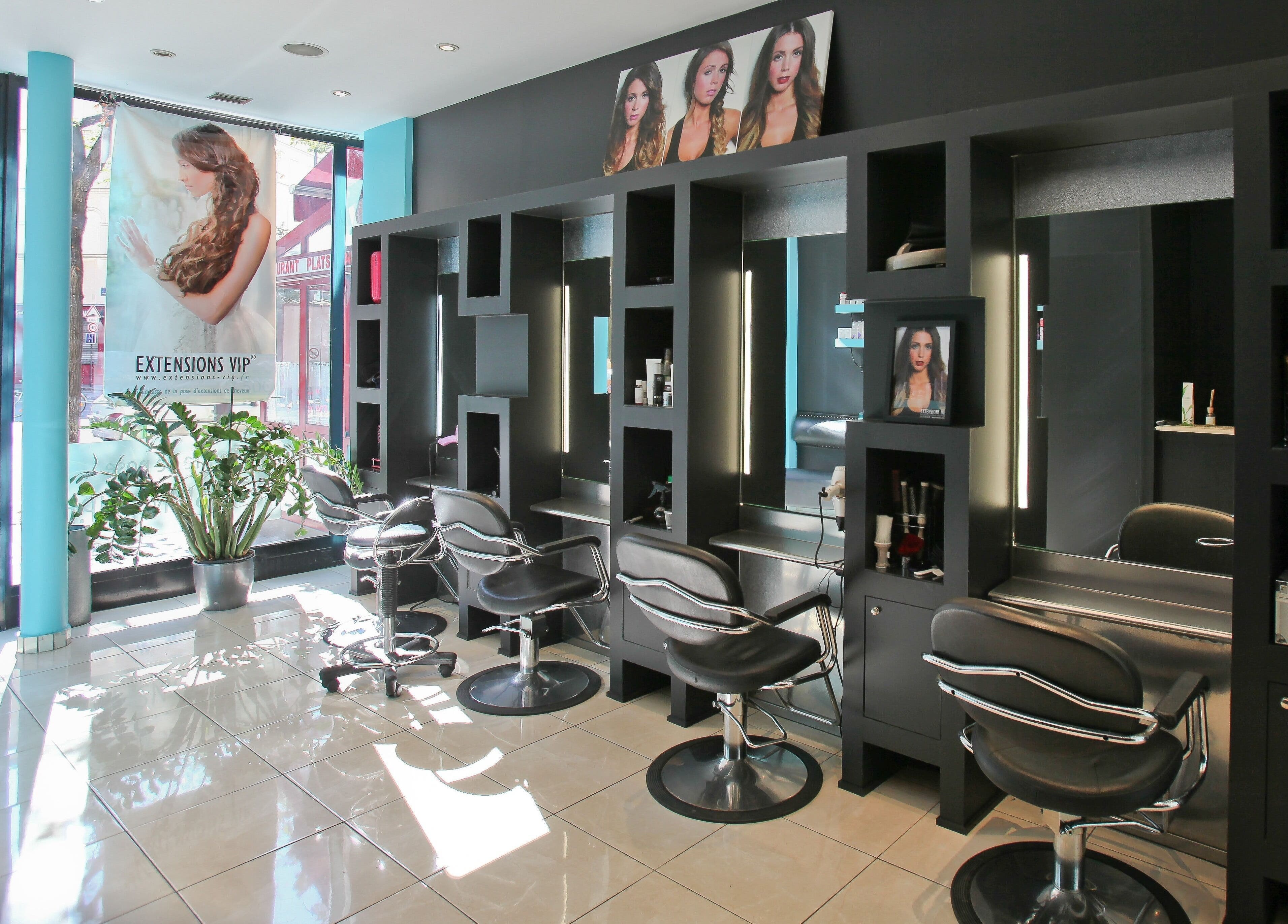 Intérieur moderne de Extensions VIP Paris à Paris, Île-de-France, FR avec stations de coiffure élégantes.