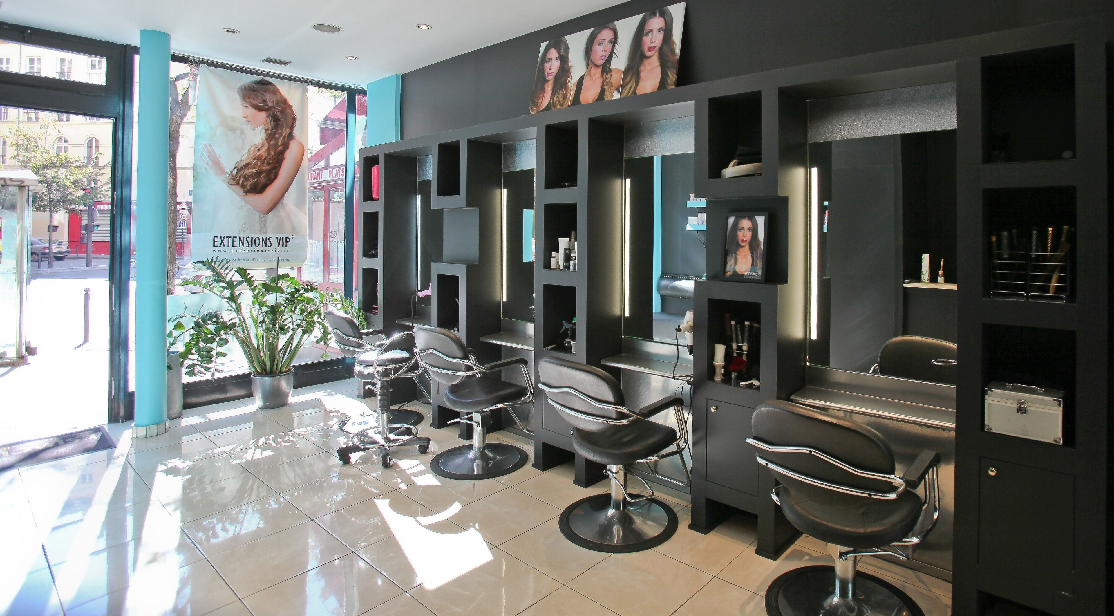 Intérieur moderne de Extensions VIP Paris à Paris, Île-de-France, FR avec stations de coiffure élégantes.