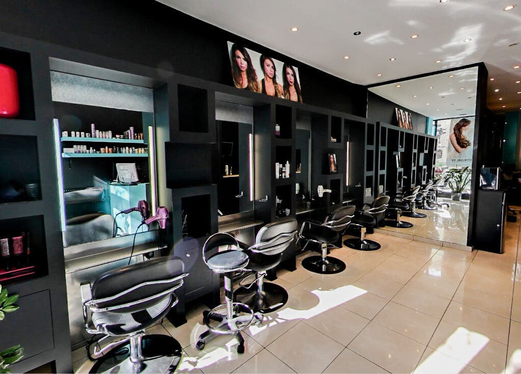 Intérieur moderne du salon Extensions VIP Paris à Paris, Île-de-France, FR avec stations coiffure élégantes.