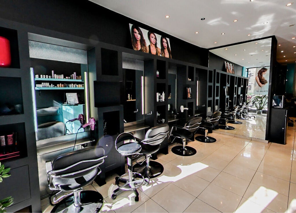 Intérieur moderne du salon Extensions VIP Paris à Paris, Île-de-France, FR avec stations coiffure élégantes.