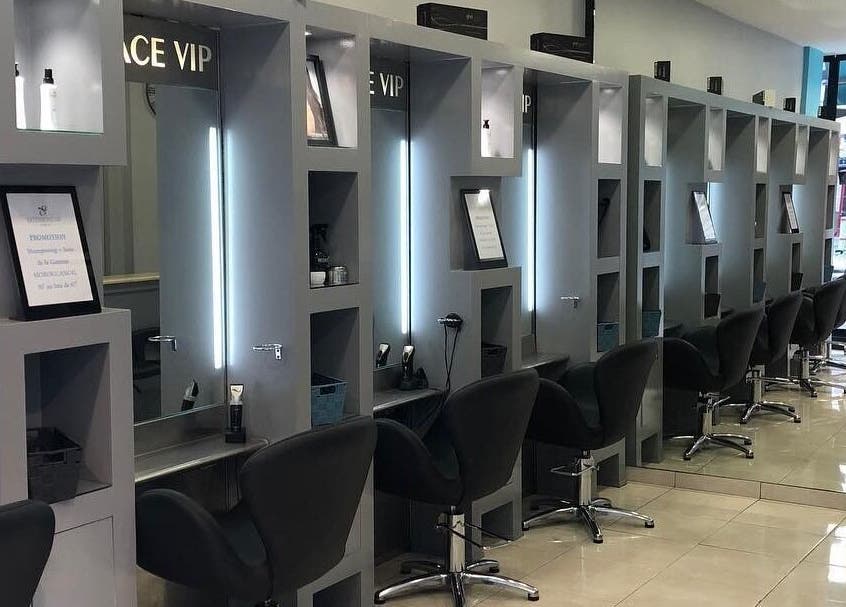 Stations de coiffure modernes à Extensions VIP Paris, Île-de-France, FR, reflétant l'élégance.
