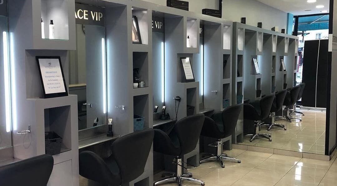 Stations de coiffure modernes à Extensions VIP Paris, Île-de-France, FR, reflétant l'élégance.
