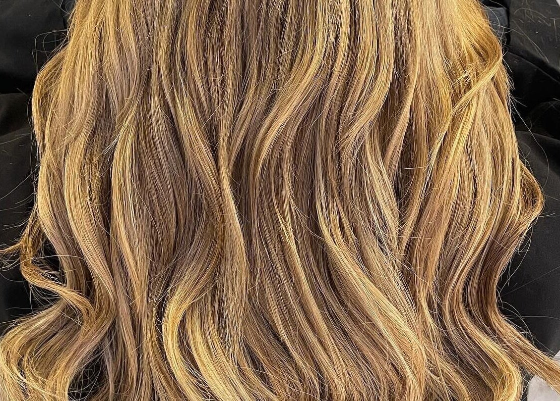 Cheveux blonds ondulés chez Extensions VIP Paris, Paris, Île-de-France, FR, capturant élégance et style.