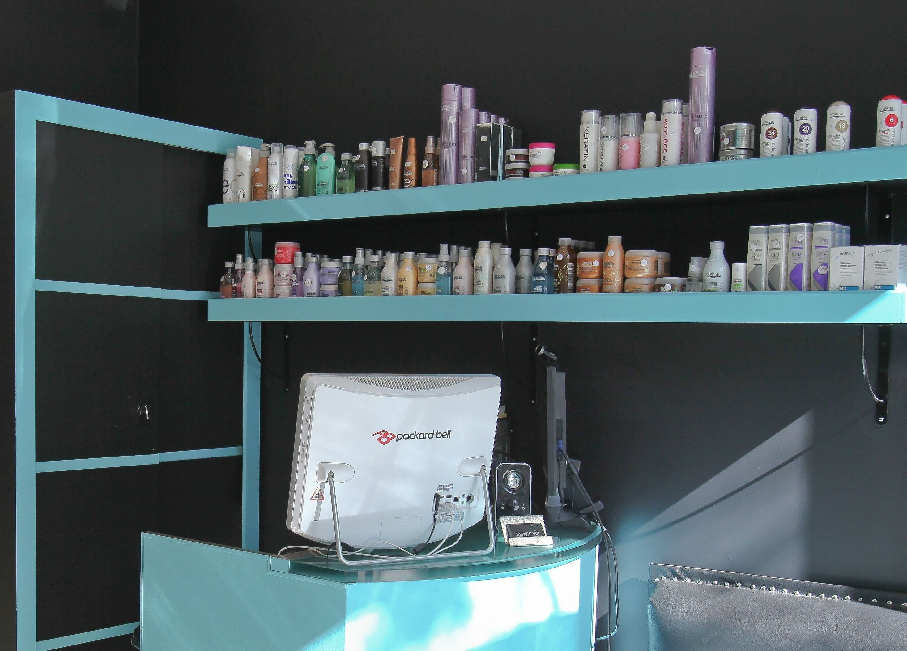 Produits de beauté sur étagères chez Extensions VIP Paris, Paris, Île-de-France, FR. Design chic et moderne.