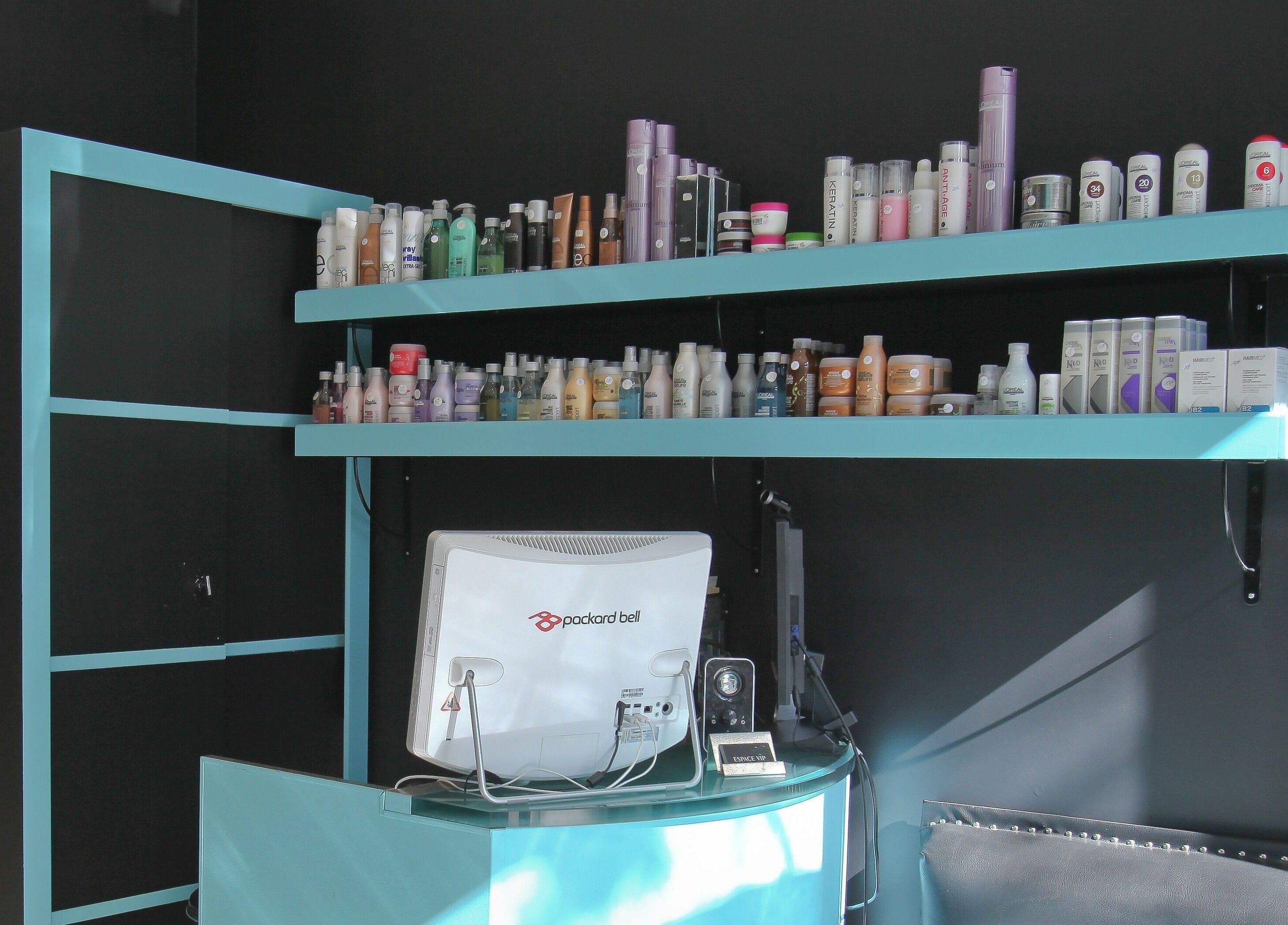 Produits de beauté sur étagères chez Extensions VIP Paris, Paris, Île-de-France, FR. Design chic et moderne.