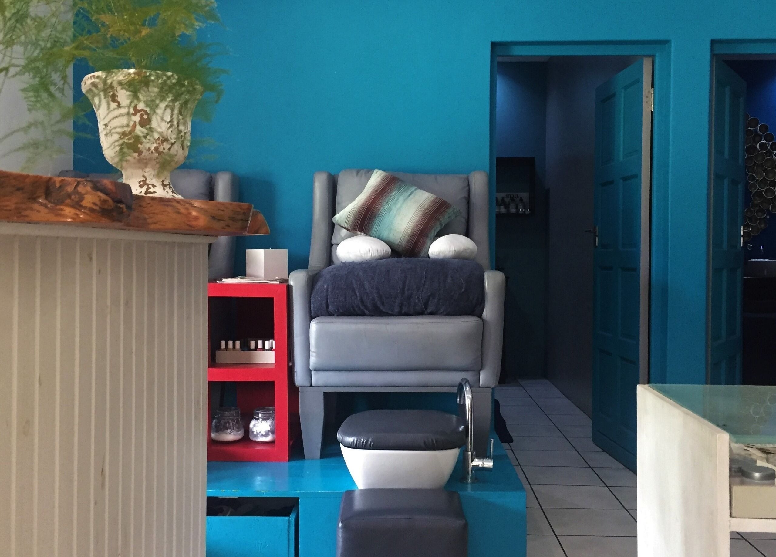 Relaxing lounge at Sodwana Spa, Shazibe, KwaZulu-Natal, ZA, featuring plush seating and decor.