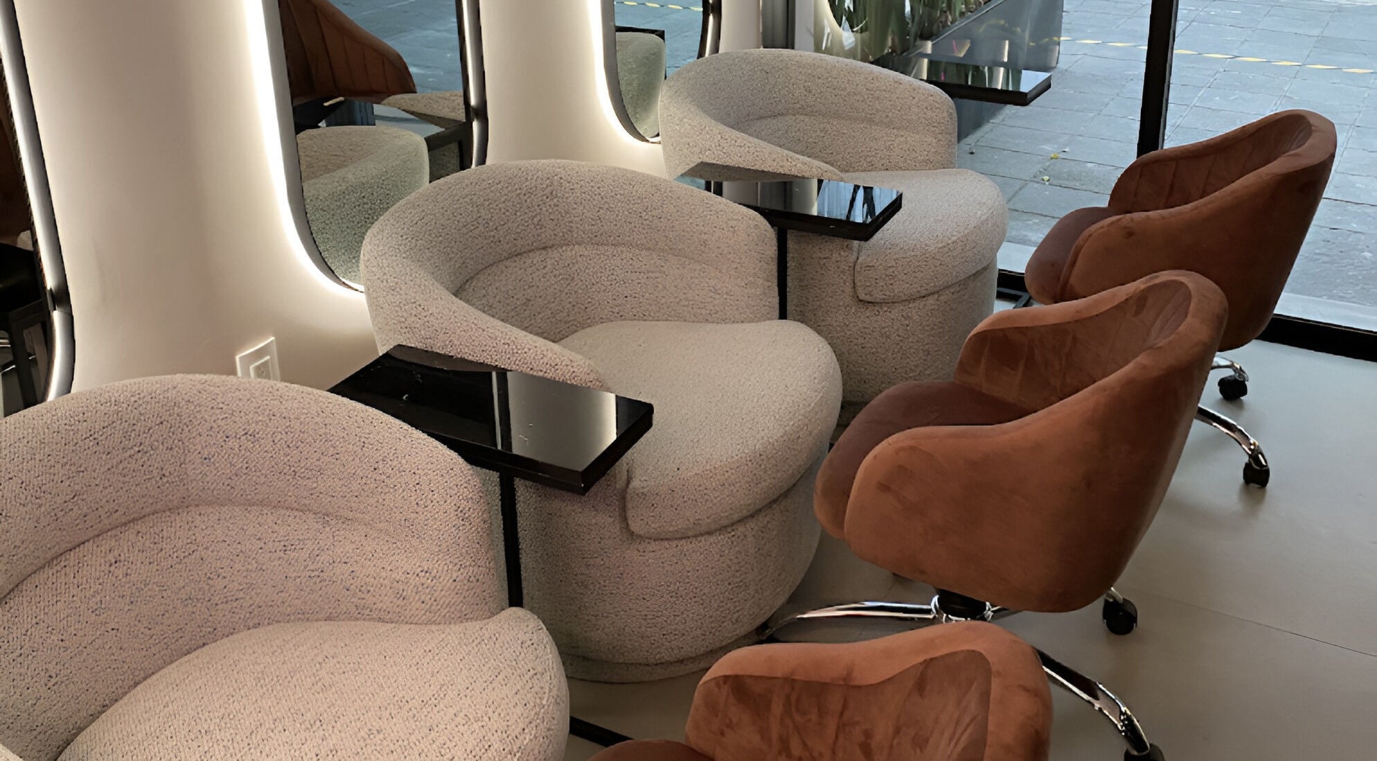 Espacio elegante de sillas en Sky Nails Salon Hegel, Ciudad de México, Ciudad de México, MX.