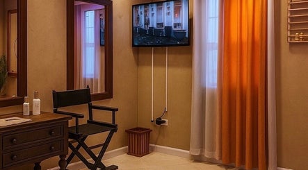 Makeup area at Crane St.Philip, featuring a mirror and professional chair in Saint Philip, BB.