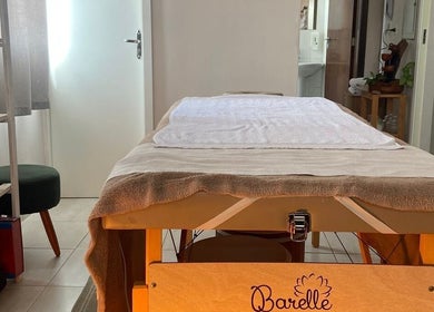 Sala de massagem no Graciele Silva – Espaço LUMINAR, Paraná, Paraná, BR, com mesa confortável.