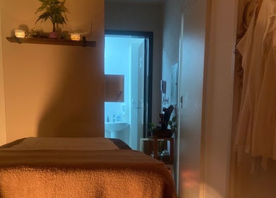 Sala de massagem acolhedora no Graciele Silva – Espaço LUMINAR, Paraná, Paraná, BR.
