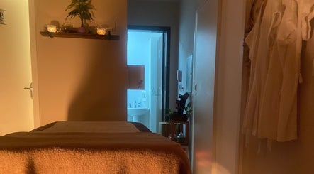 Sala de massagem acolhedora no Graciele Silva – Espaço LUMINAR, Paraná, Paraná, BR.