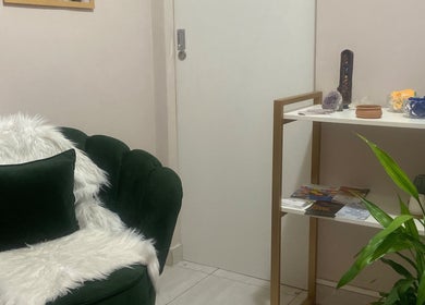 Espaço acolhedor com poltrona verde em Graciele Silva – Espaço LUMINAR, Paraná, Paraná, BR.