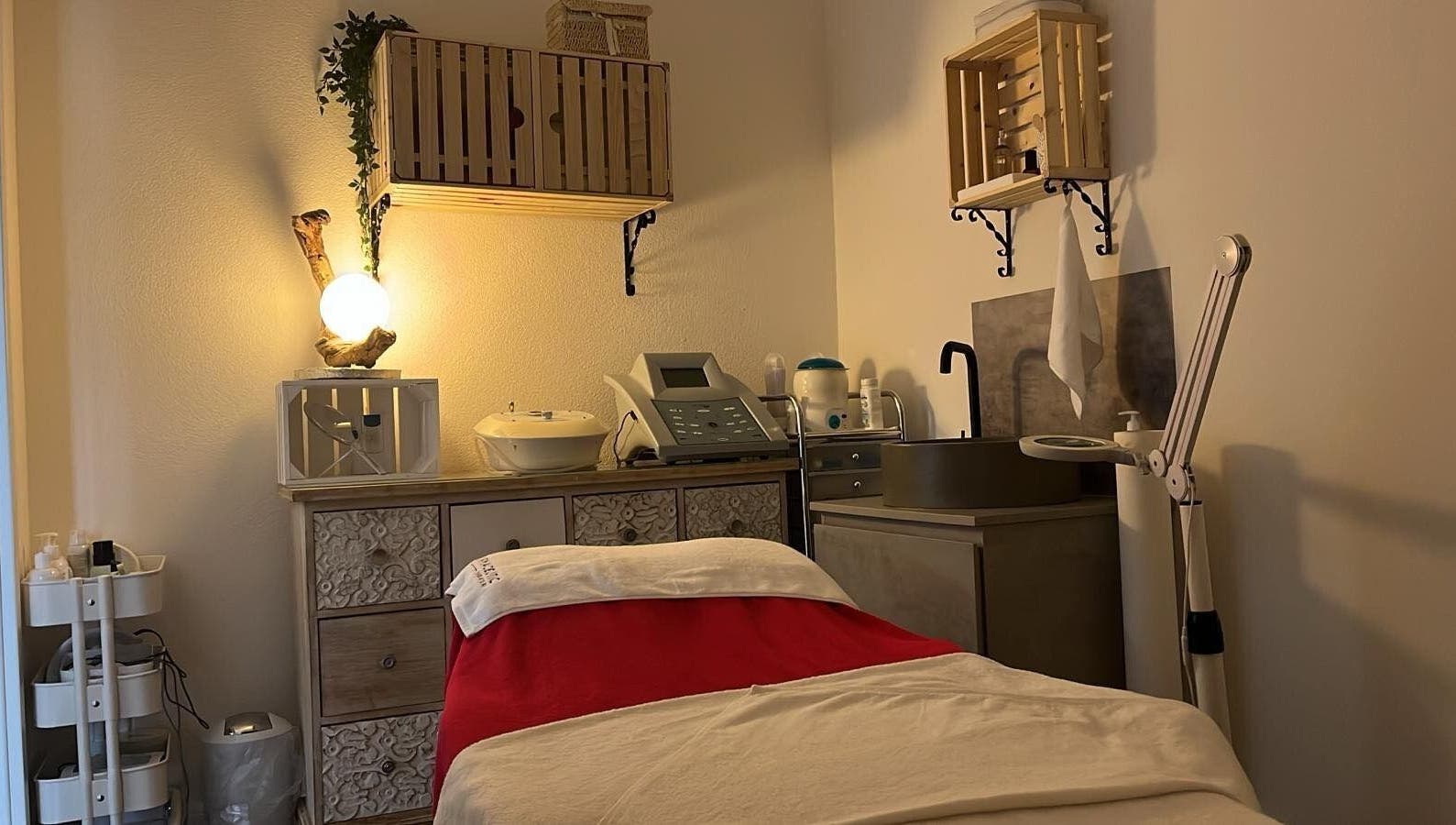 Salle de soins apaisante chez Douceurs Pour Soi, Rolle, Vaud, CH, avec lit de massage et éclairage doux.