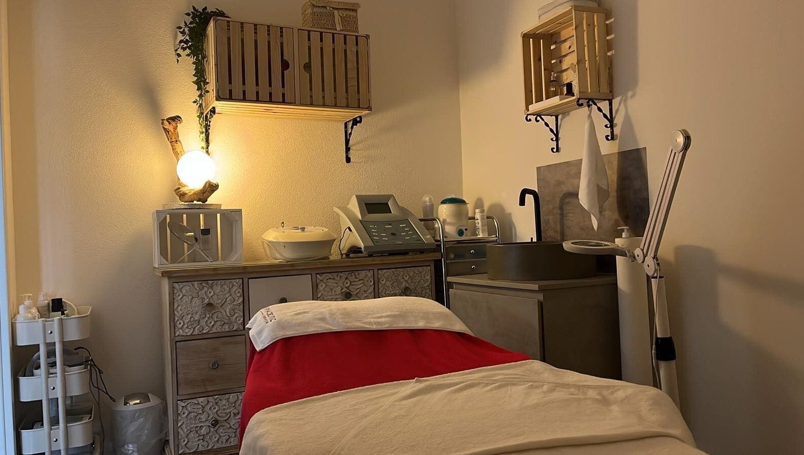 Salle de soins apaisante chez Douceurs Pour Soi, Rolle, Vaud, CH, avec lit de massage et éclairage doux.