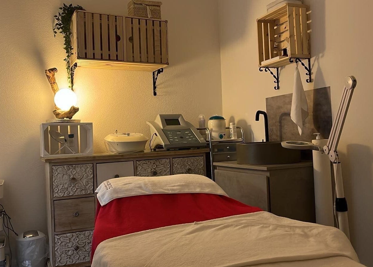 Salle de soins apaisante chez Douceurs Pour Soi, Rolle, Vaud, CH, avec lit de massage et éclairage doux.