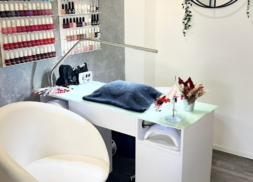 Station manucure élégante chez Douceurs Pour Soi à Rolle, Vaud, CH, avec une riche palette de vernis.