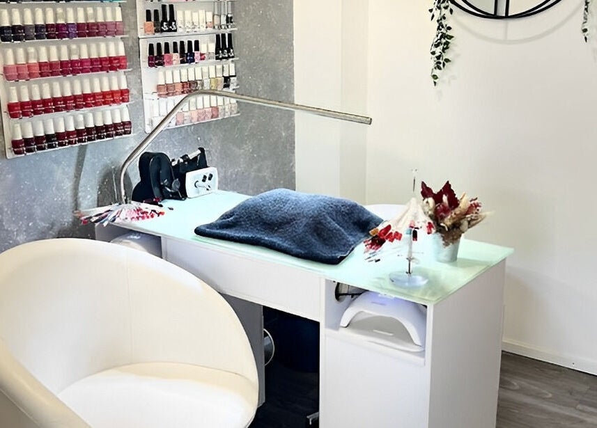 Station manucure élégante chez Douceurs Pour Soi à Rolle, Vaud, CH, avec une riche palette de vernis.