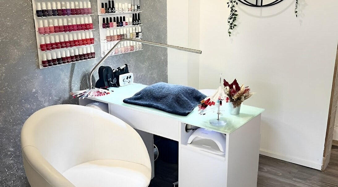 Station manucure élégante chez Douceurs Pour Soi à Rolle, Vaud, CH, avec une riche palette de vernis.