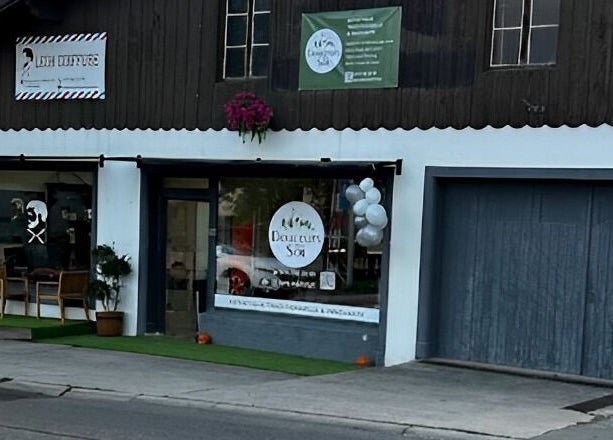 Façade de Douceurs Pour Soi à Rolle, Vaud, CH, avec déco élégante et logo sur la vitrine.
