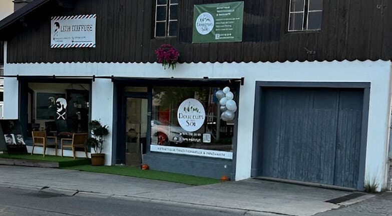 Façade de Douceurs Pour Soi à Rolle, Vaud, CH, avec déco élégante et logo sur la vitrine.