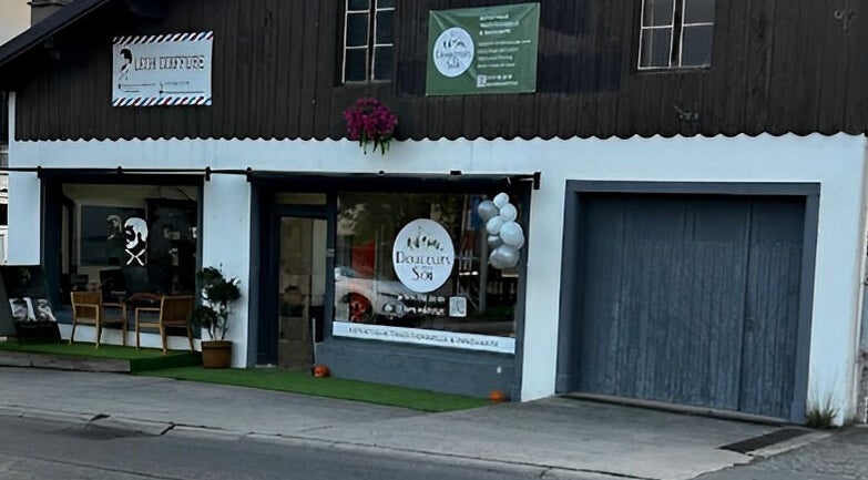 Façade de Douceurs Pour Soi à Rolle, Vaud, CH, avec déco élégante et logo sur la vitrine.