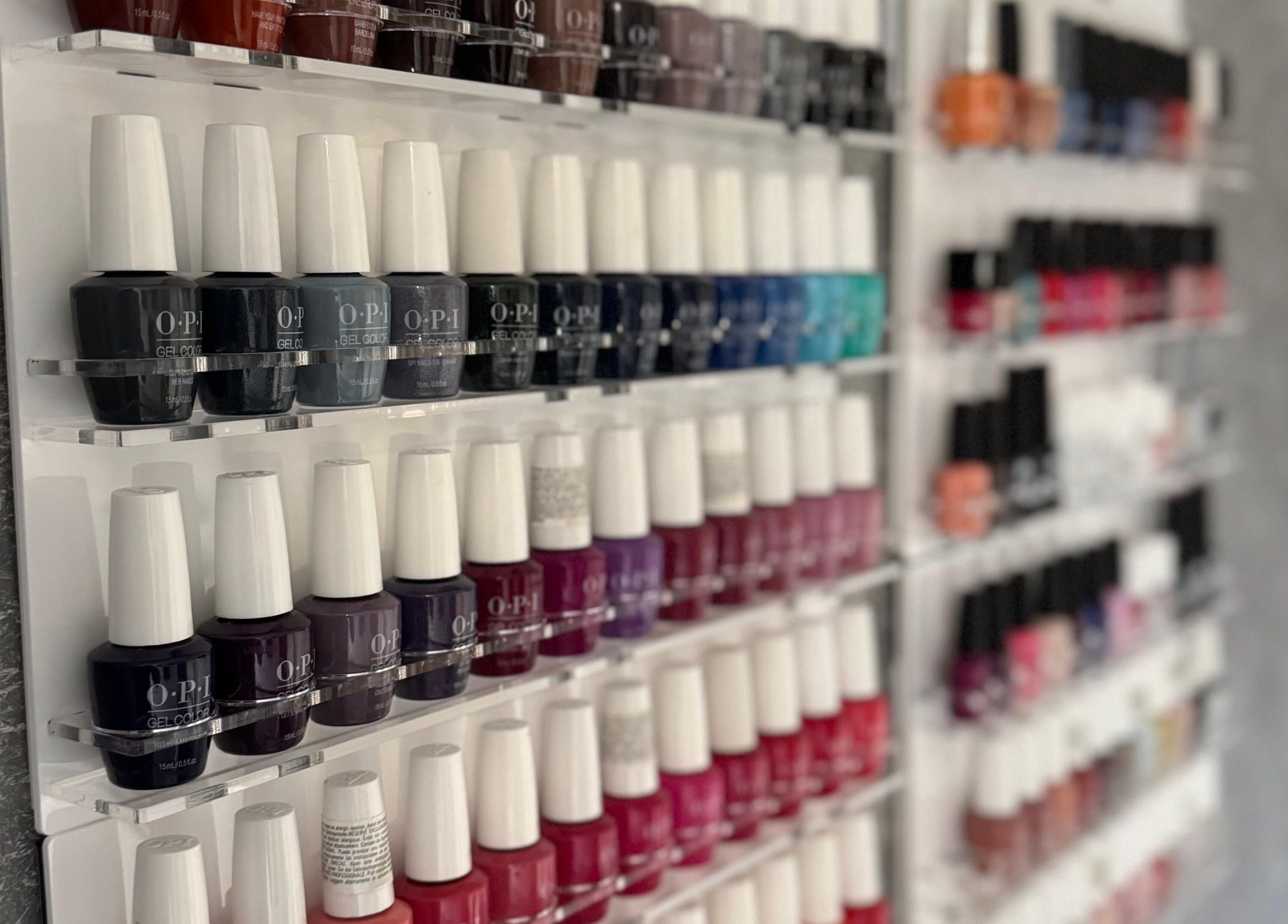 Collection de vernis à ongles chez Douceurs Pour Soi, Rolle, Vaud, CH, offrant un choix de couleurs variées.