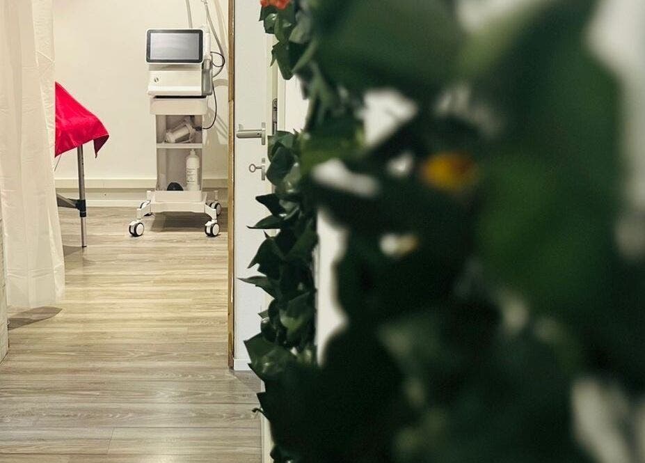 Salle de soin moderne à Douceurs Pour Soi, Rolle, Vaud, CH, avec équipement esthétique avancé.