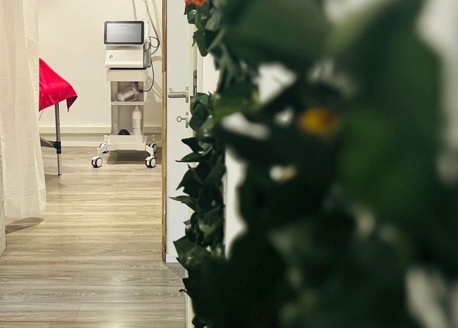 Salle de soin moderne à Douceurs Pour Soi, Rolle, Vaud, CH, avec équipement esthétique avancé.