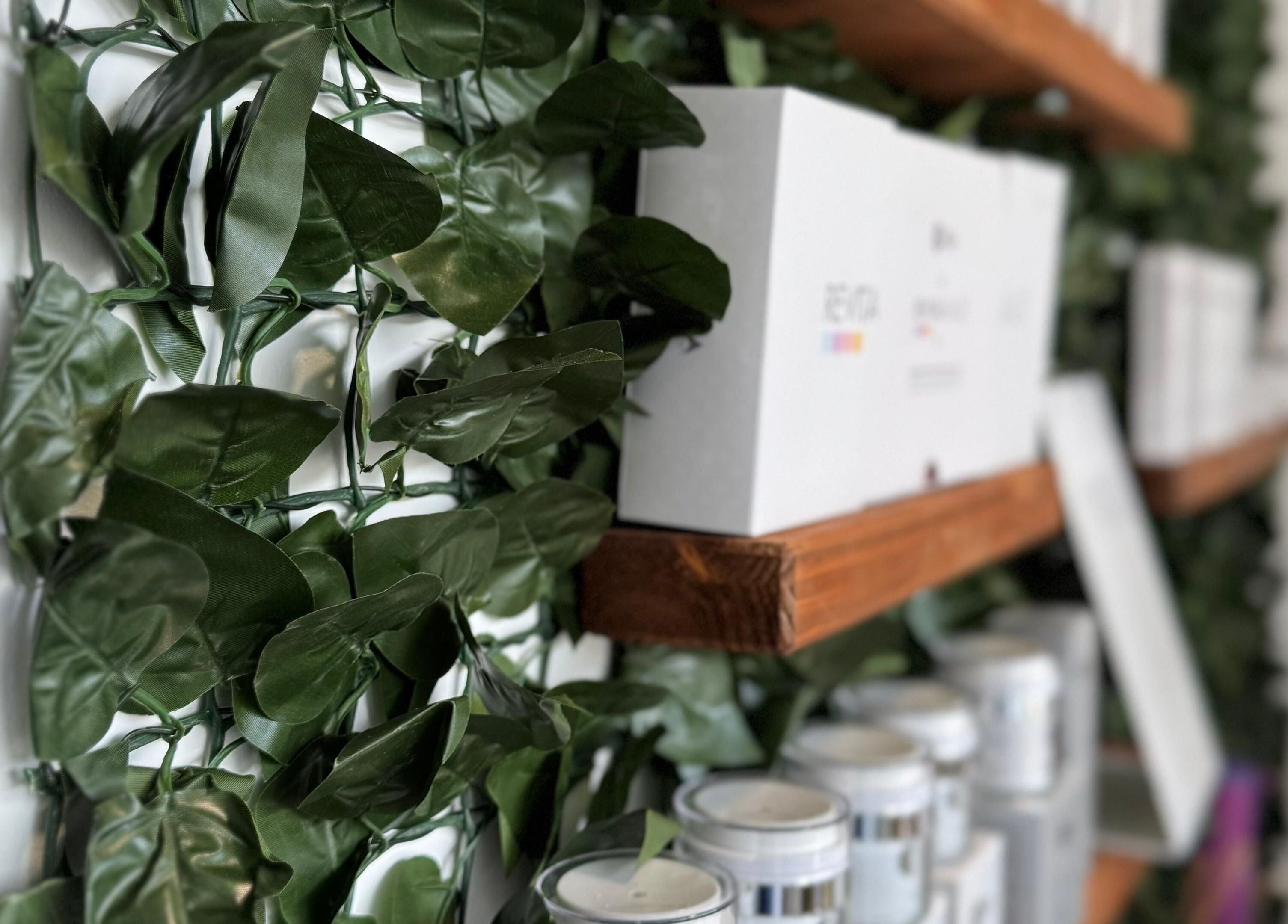 Étagères en bois avec des produits beauté chez Douceurs Pour Soi à Rolle, Vaud, CH.