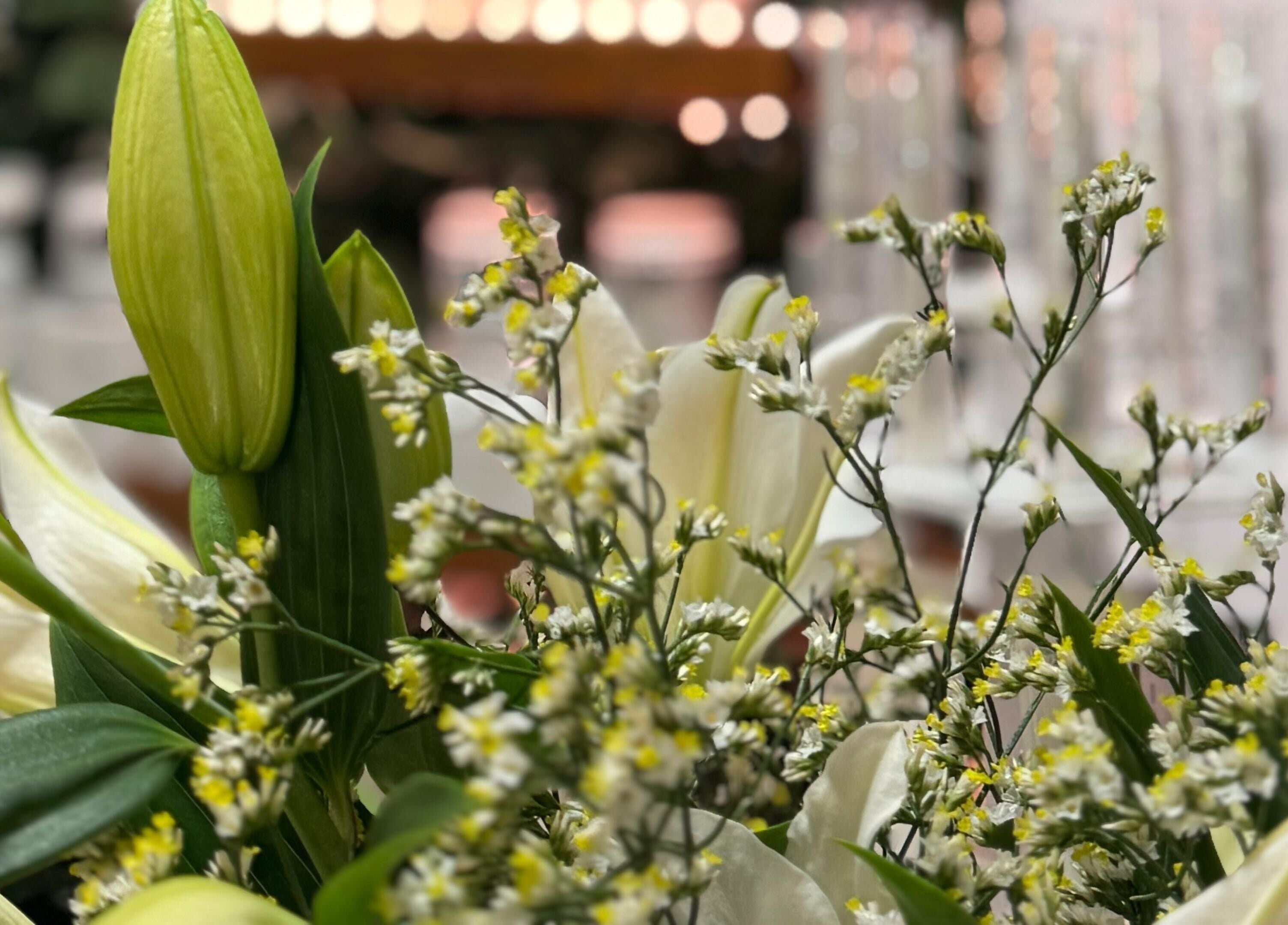 Arrangement floral raffiné à Douceurs Pour Soi, Rolle, Vaud, CH, évoquant beauté et sérénité.