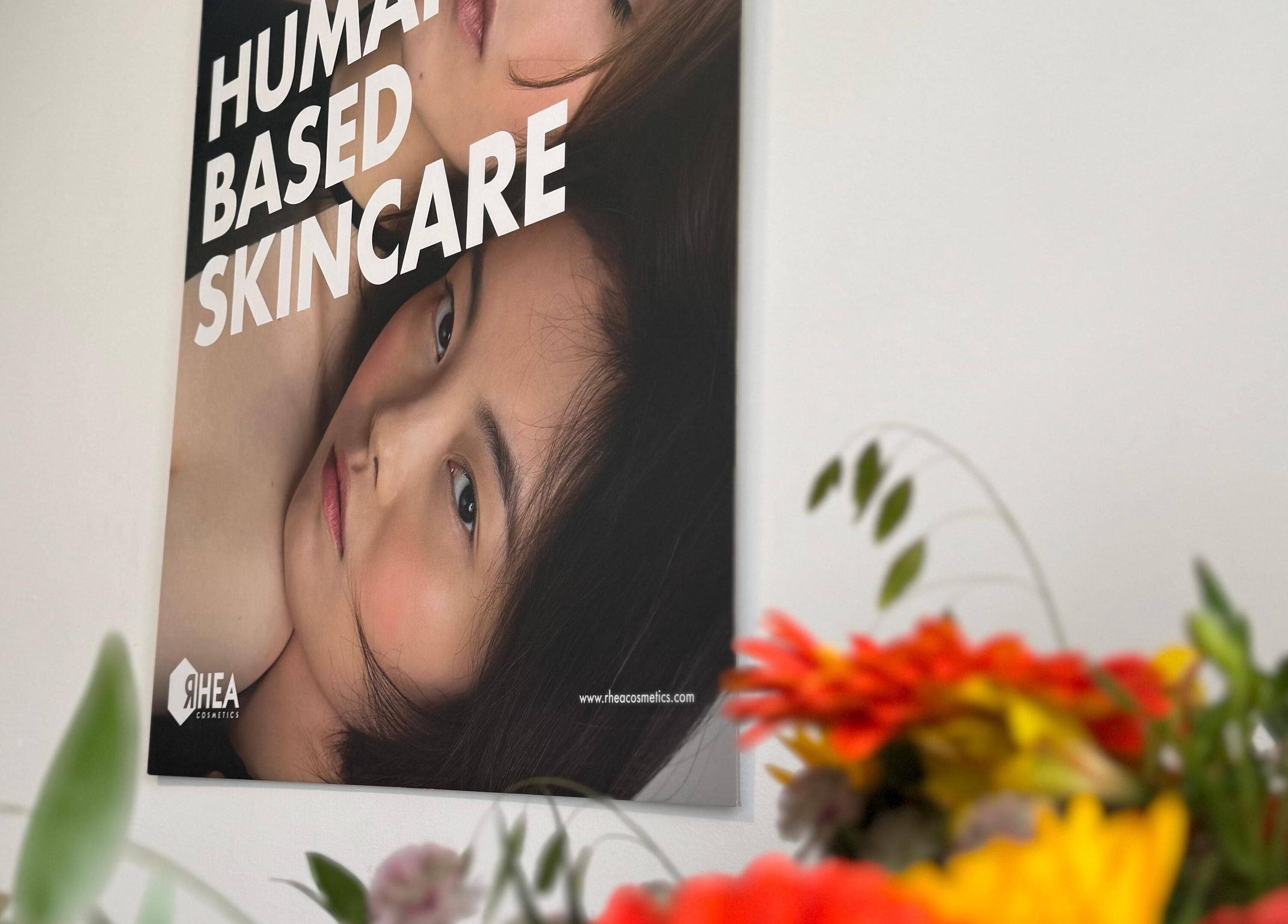 Affiche skincare à Douceurs Pour Soi, Rolle, Vaud, CH avec fleurs en avant-plan.