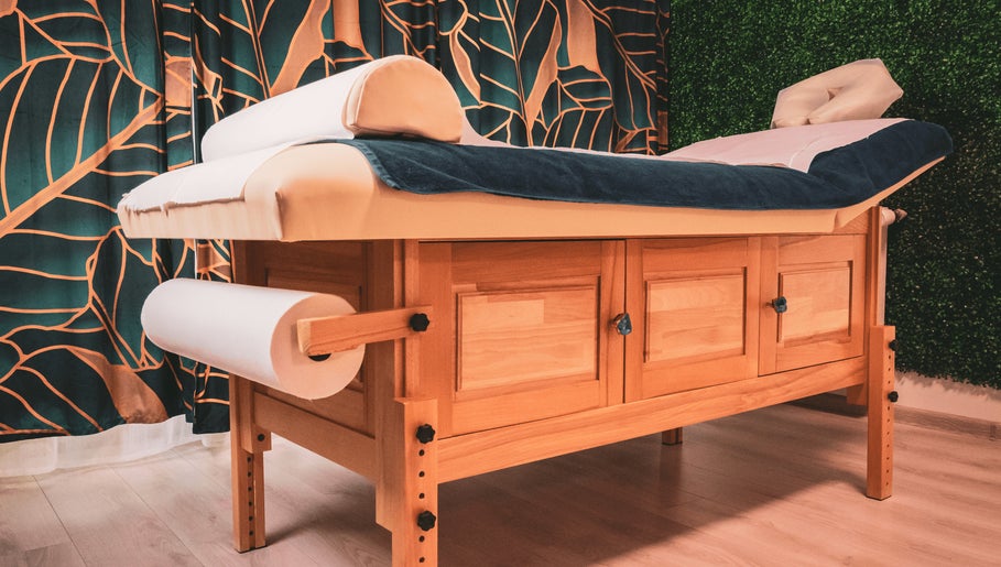 Masa de masaj confortabilă la Kineto Baloo, 1 Decembrie, Județul Ilfov, RO, cu design elegant.